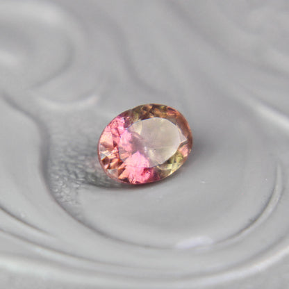 バイカラートルマリン 0.37ct オーバルカット 5.1mm×3.8mm×2.7mm【MJ3095】