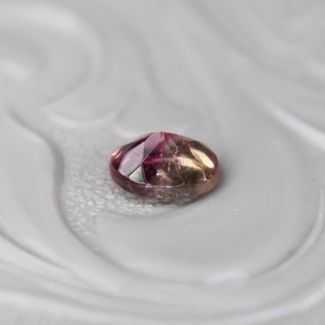バイカラートルマリン 0.37ct オーバルカット 5.1mm×3.8mm×2.7mm【MJ3095】