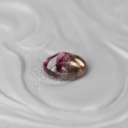 バイカラートルマリン 0.37ct オーバルカット 5.1mm×3.8mm×2.7mm【MJ3095】