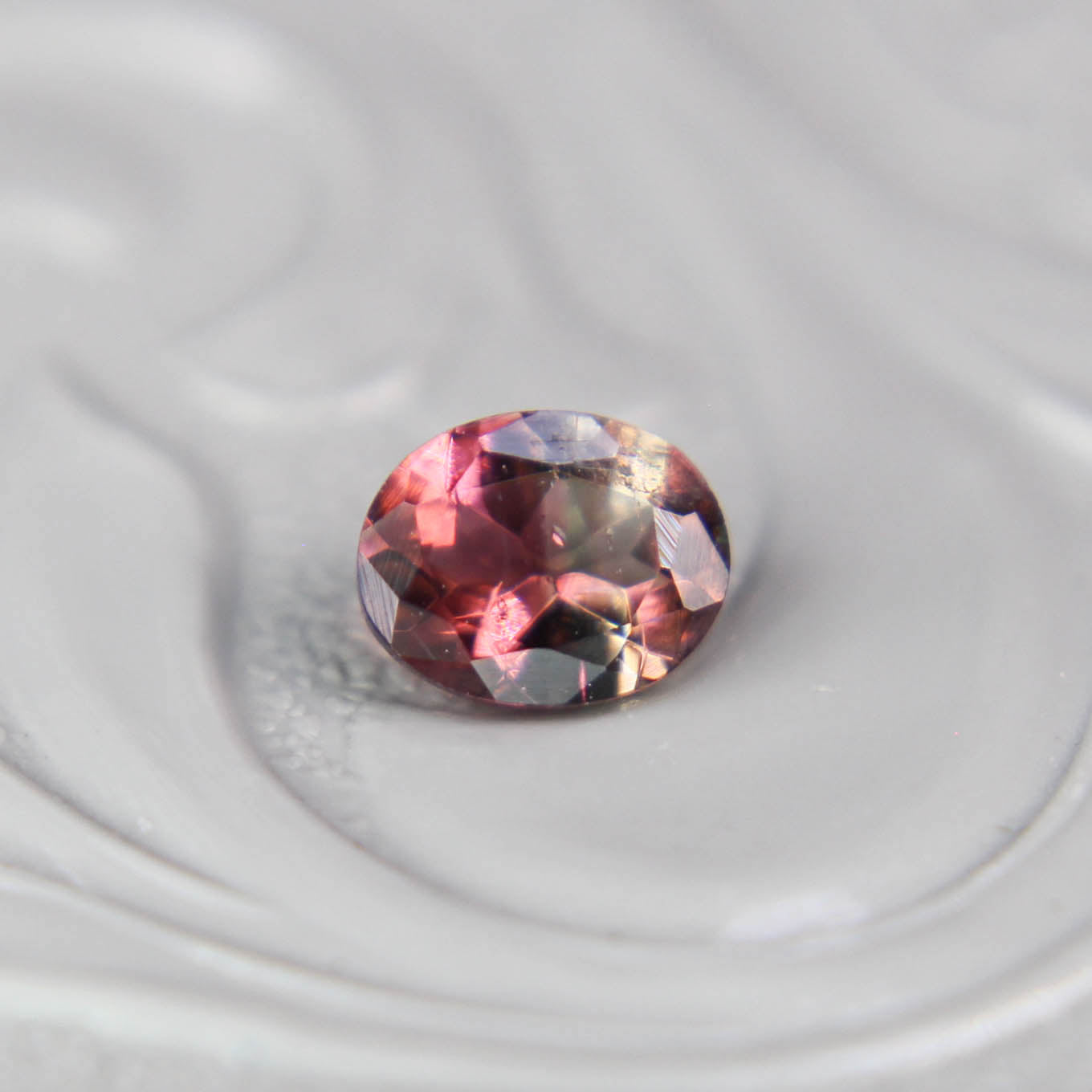 バイカラートルマリン 0.37ct オーバルカット 4.9mm×3.6mm×2.6mm【MJ3096】