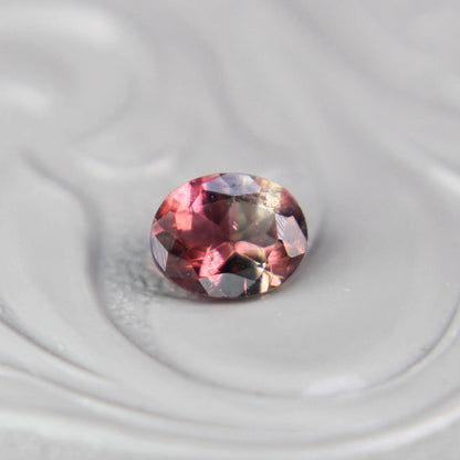 バイカラートルマリン 0.37ct オーバルカット 4.9mm×3.6mm×2.6mm【MJ3096】