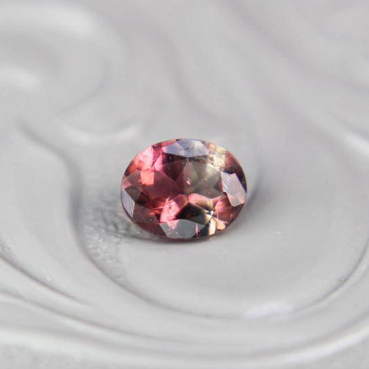 バイカラートルマリン 0.37ct オーバルカット 4.9mm×3.6mm×2.6mm【MJ3096】