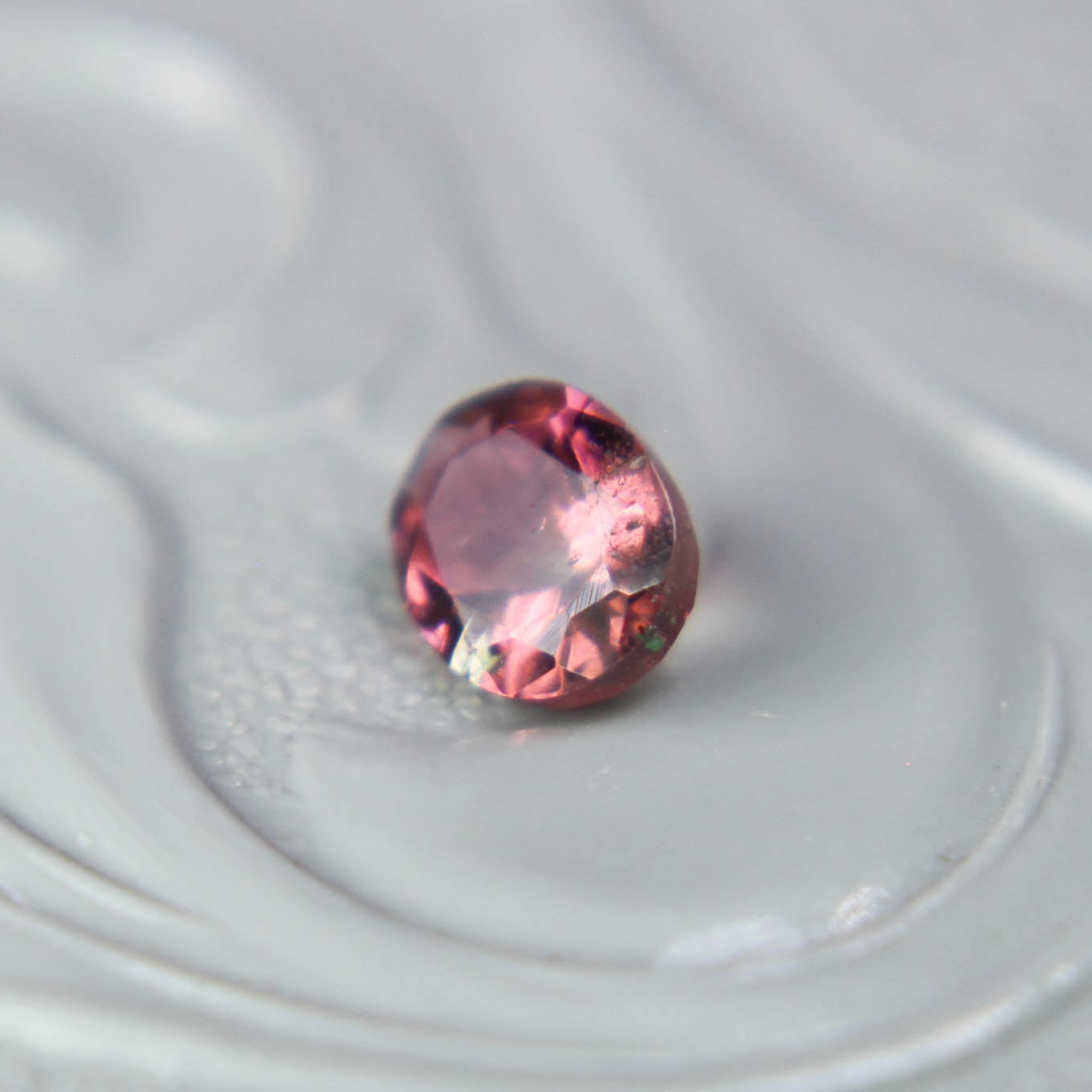 バイカラートルマリン 0.37ct オーバルカット 4.9mm×3.6mm×2.6mm【MJ3096】
