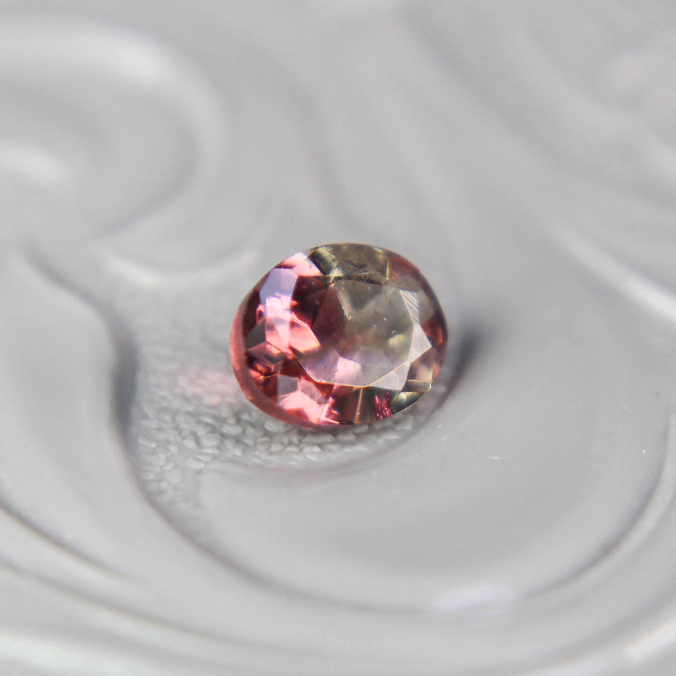 バイカラートルマリン 0.37ct オーバルカット 4.9mm×3.6mm×2.6mm【MJ3096】