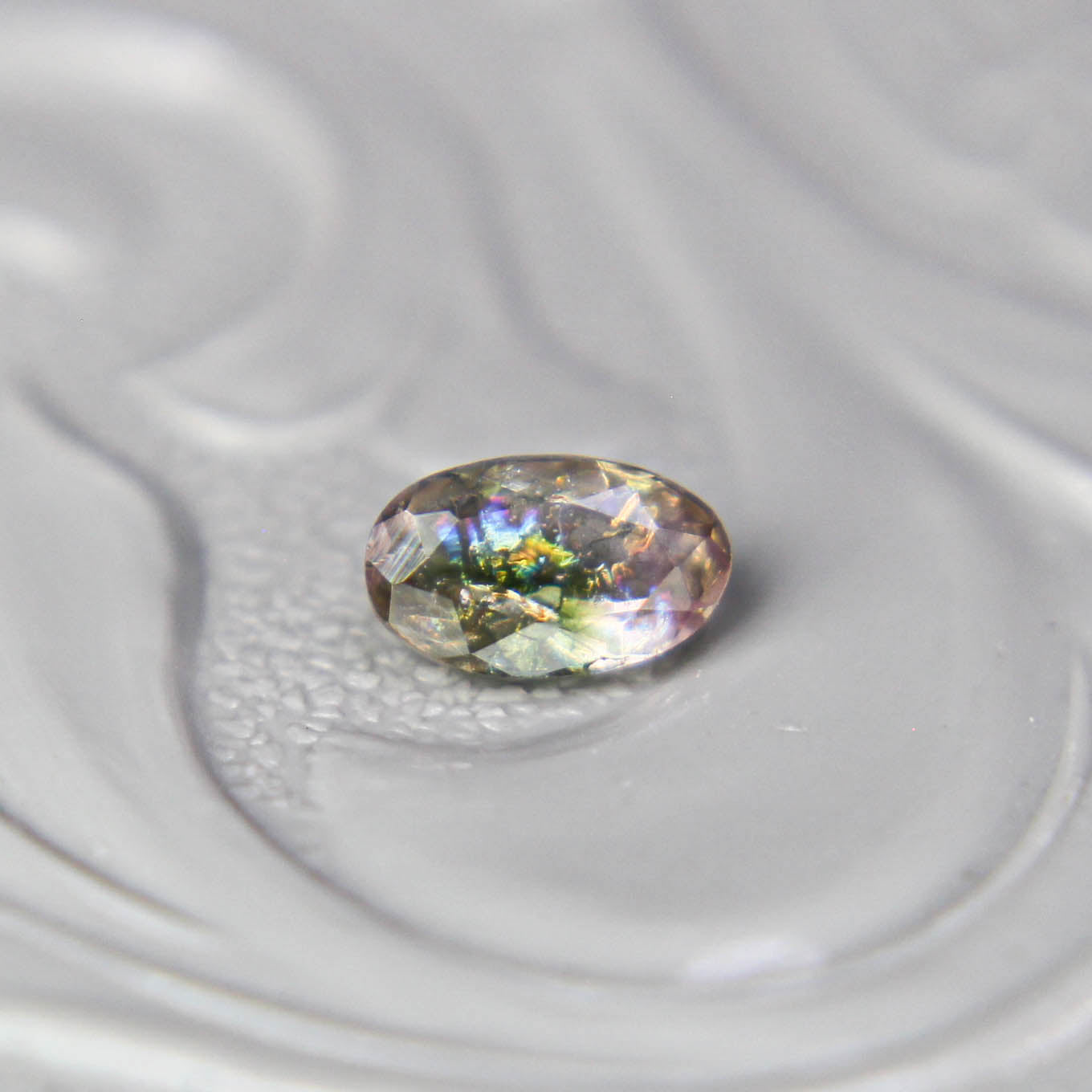 イリデッセンス入り バイカラートルマリン 0.21ct オーバルカット 4.8mm×2.9mm×2.0mm【MJ3097】