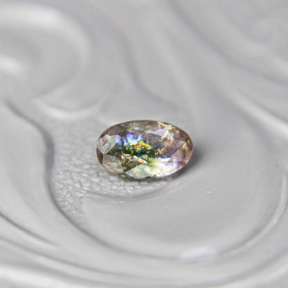 イリデッセンス入り バイカラートルマリン 0.21ct オーバルカット 4.8mm×2.9mm×2.0mm【MJ3097】