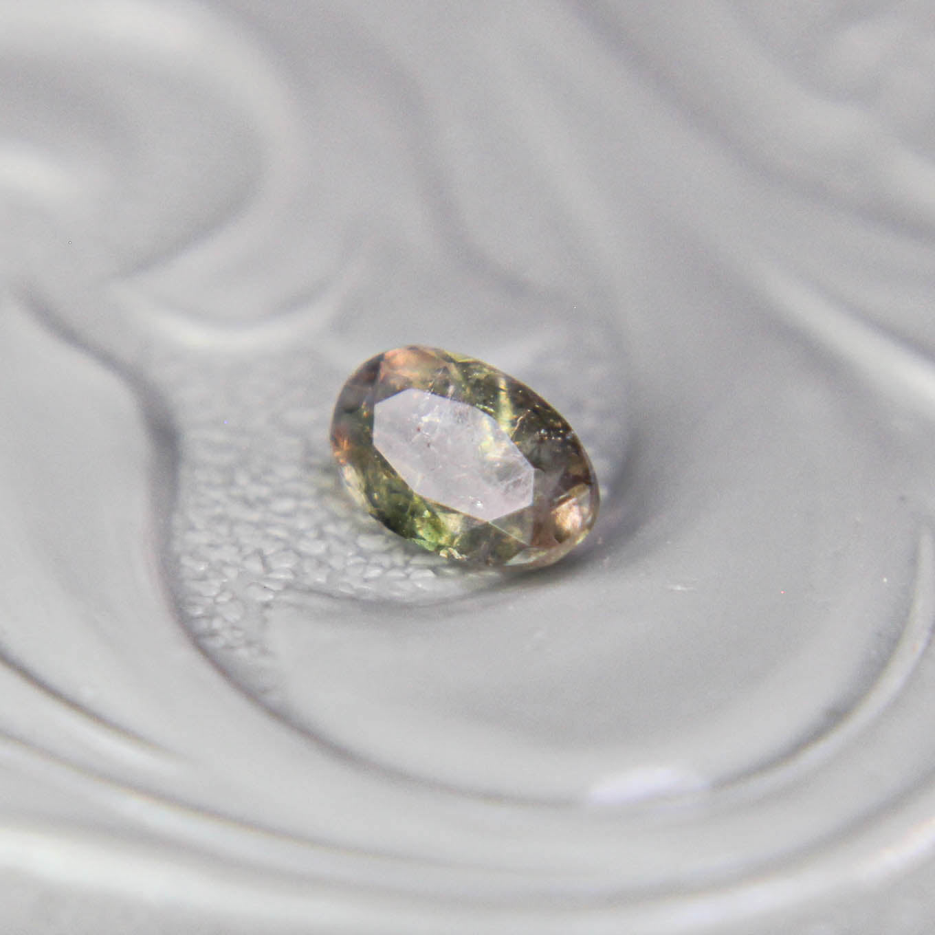 イリデッセンス入り バイカラートルマリン 0.21ct オーバルカット 4.8mm×2.9mm×2.0mm【MJ3097】