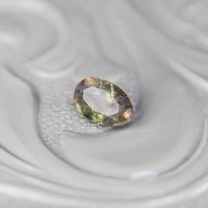 イリデッセンス入り バイカラートルマリン 0.21ct オーバルカット 4.8mm×2.9mm×2.0mm【MJ3097】