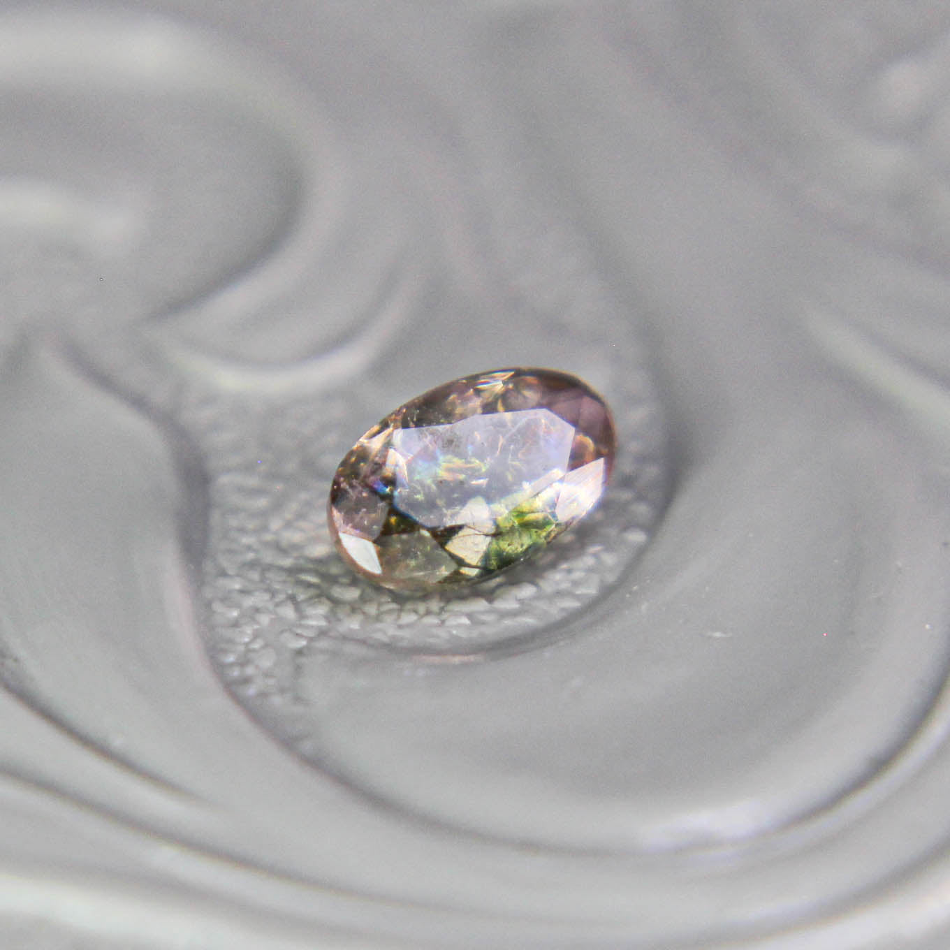 イリデッセンス入り バイカラートルマリン 0.21ct オーバルカット 4.8mm×2.9mm×2.0mm【MJ3097】