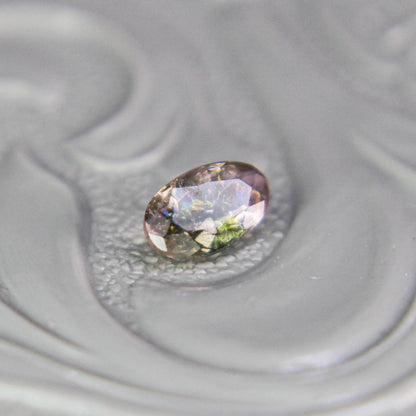 イリデッセンス入り バイカラートルマリン 0.21ct オーバルカット 4.8mm×2.9mm×2.0mm【MJ3097】