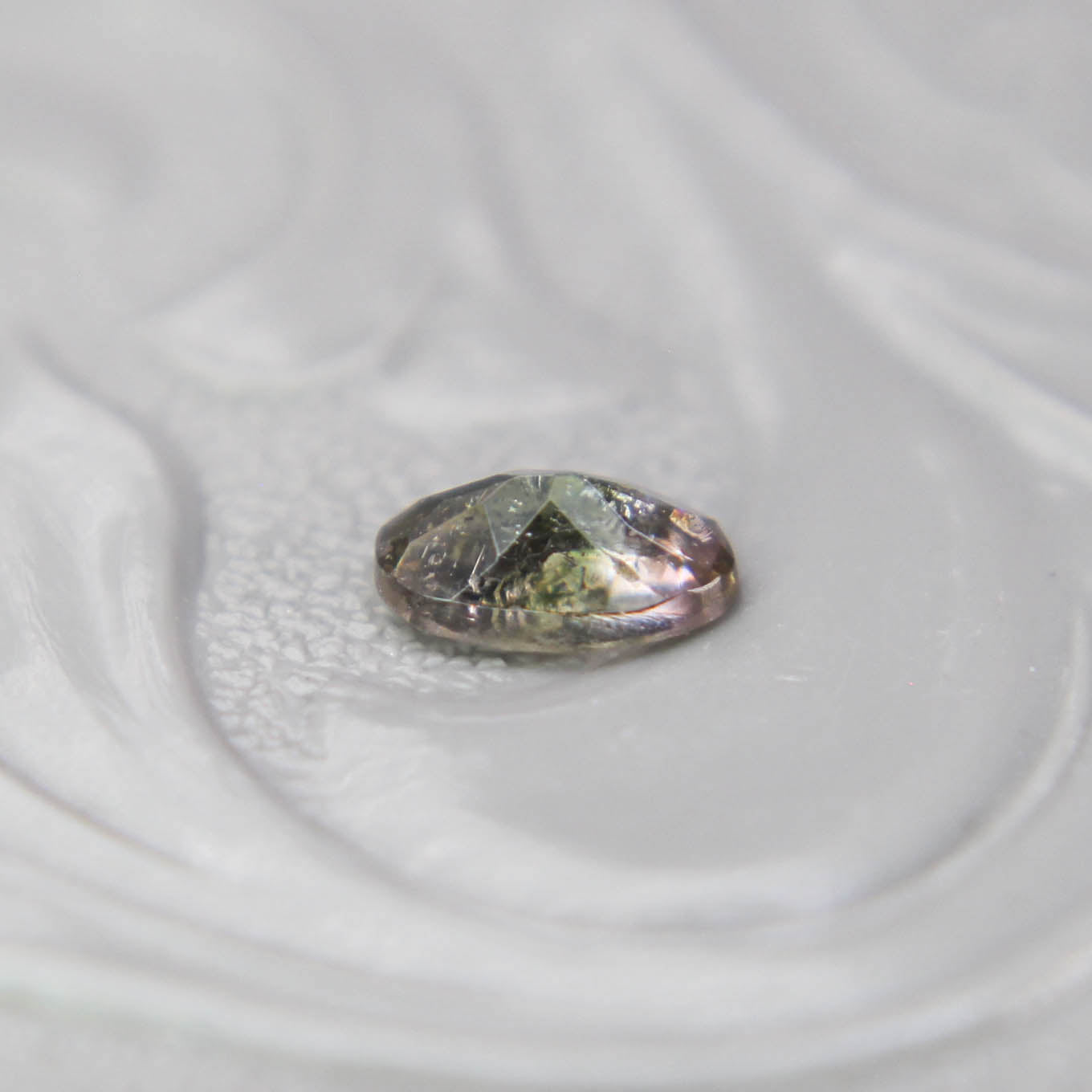 イリデッセンス入り バイカラートルマリン 0.21ct オーバルカット 4.8mm×2.9mm×2.0mm【MJ3097】