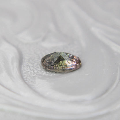 イリデッセンス入り バイカラートルマリン 0.21ct オーバルカット 4.8mm×2.9mm×2.0mm【MJ3097】