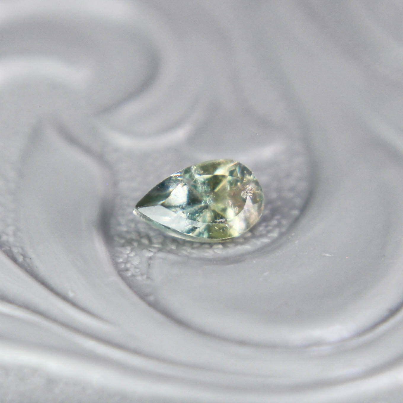 バイカラートルマリン 0.19ct ペアシェイプカット 4.6mm×2.9mm×2.2mm【MJ3098】