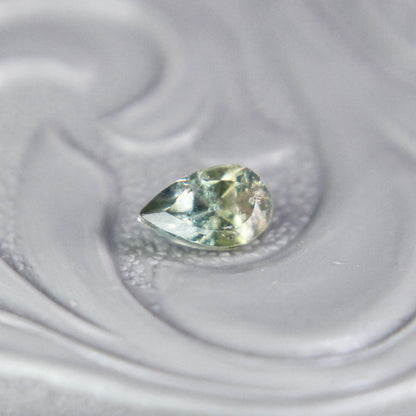 バイカラートルマリン 0.19ct ペアシェイプカット 4.6mm×2.9mm×2.2mm【MJ3098】