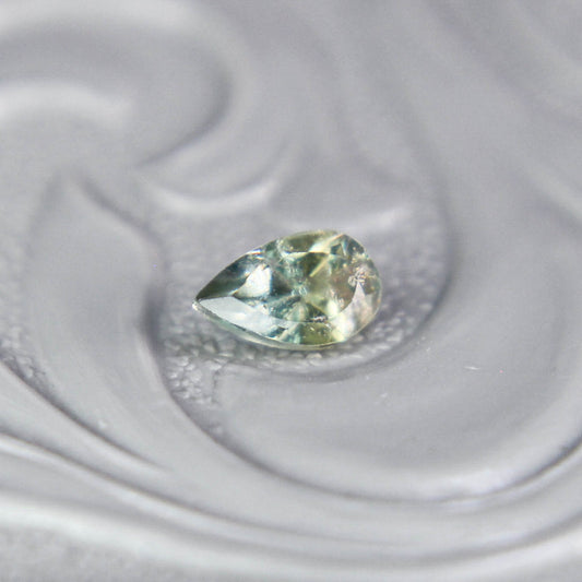バイカラートルマリン 0.19ct ペアシェイプカット 4.6mm×2.9mm×2.2mm【MJ3098】