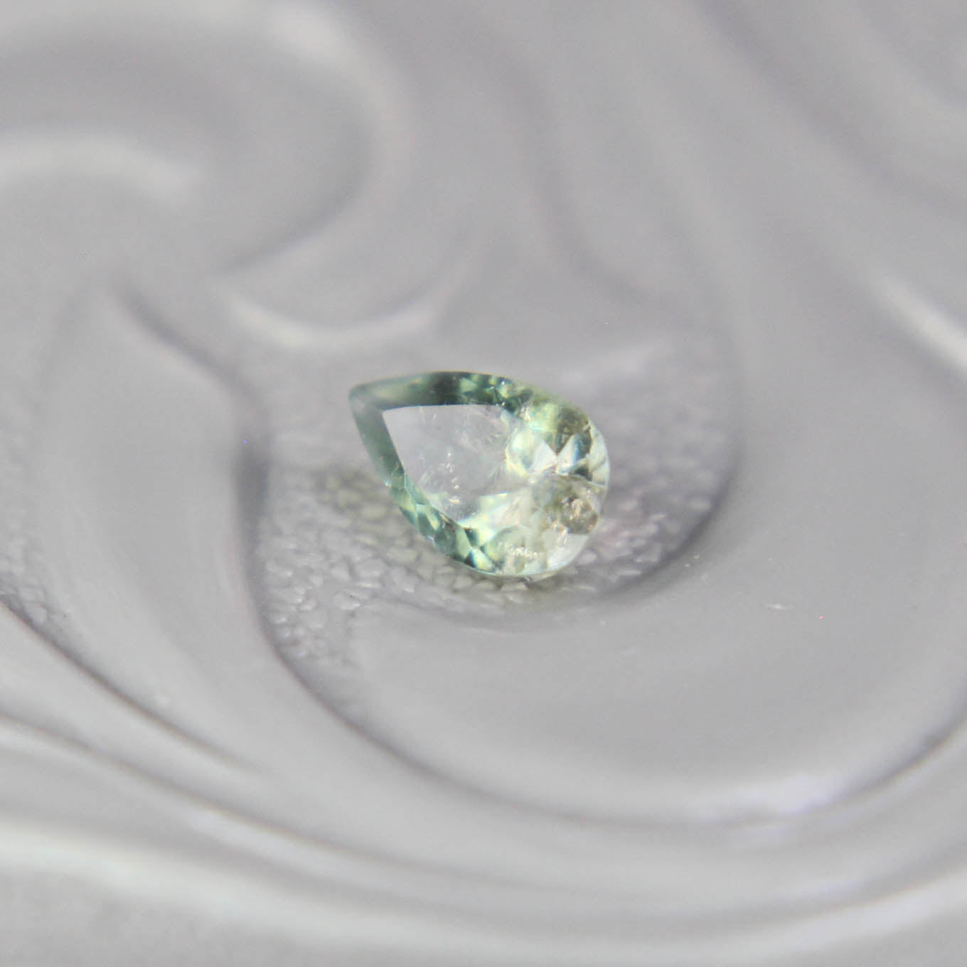 バイカラートルマリン 0.19ct ペアシェイプカット 4.6mm×2.9mm×2.2mm【MJ3098】