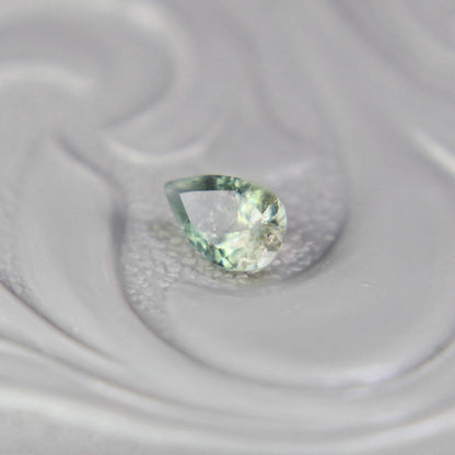 バイカラートルマリン 0.19ct ペアシェイプカット 4.6mm×2.9mm×2.2mm【MJ3098】