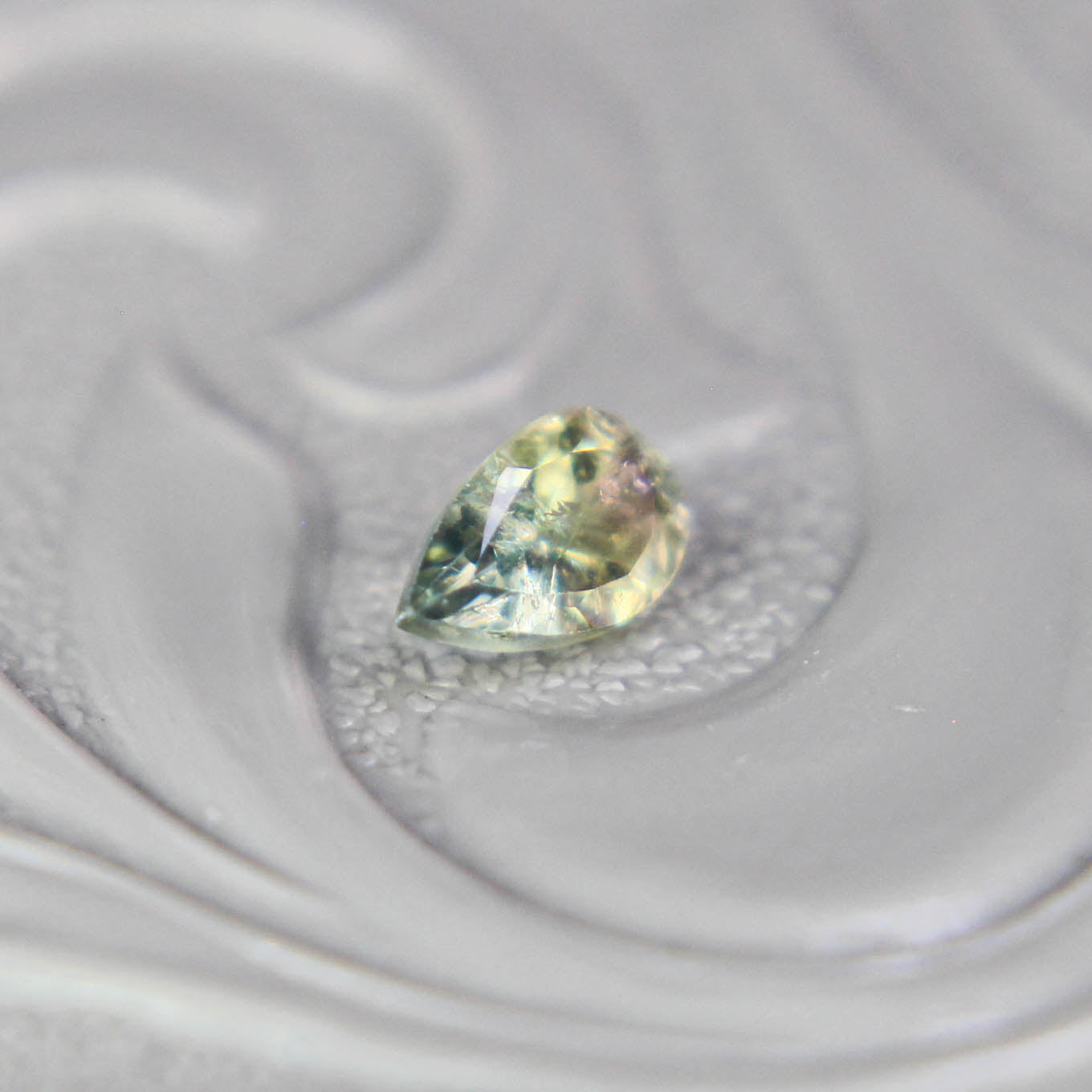 バイカラートルマリン 0.19ct ペアシェイプカット 4.6mm×2.9mm×2.2mm【MJ3098】