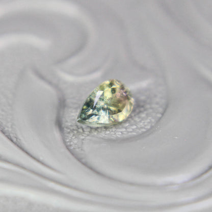 バイカラートルマリン 0.19ct ペアシェイプカット 4.6mm×2.9mm×2.2mm【MJ3098】