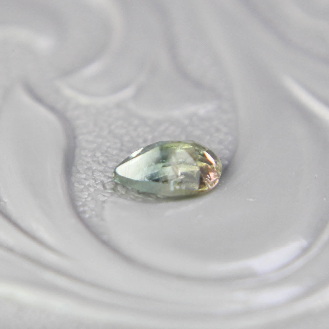 バイカラートルマリン 0.19ct ペアシェイプカット 4.6mm×2.9mm×2.2mm【MJ3098】