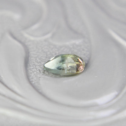 バイカラートルマリン 0.19ct ペアシェイプカット 4.6mm×2.9mm×2.2mm【MJ3098】