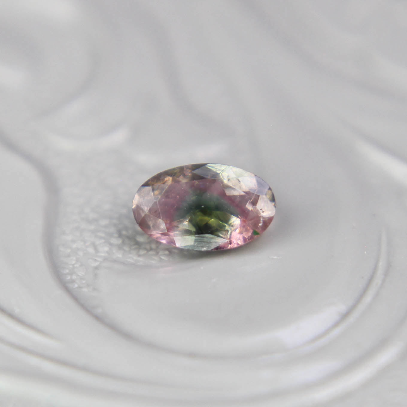 バイカラートルマリン 0.25ct オーバルカット 5.0mm×3.1mm×2.1mm【MJ3099】