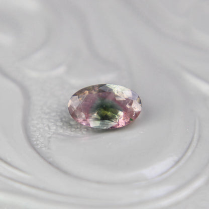 バイカラートルマリン 0.25ct オーバルカット 5.0mm×3.1mm×2.1mm【MJ3099】