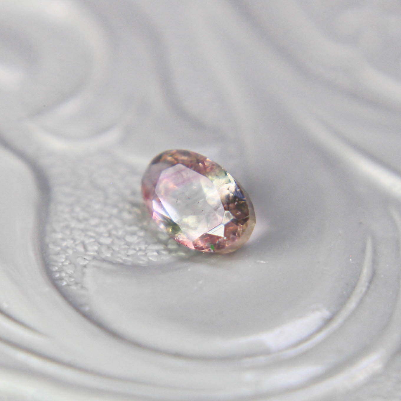 バイカラートルマリン 0.25ct オーバルカット 5.0mm×3.1mm×2.1mm【MJ3099】