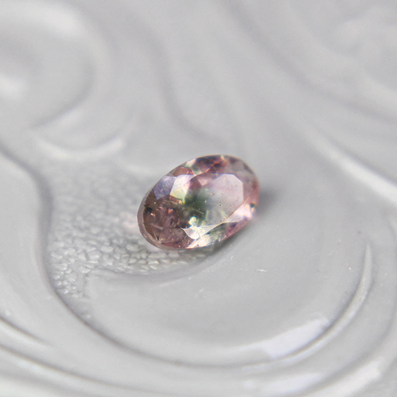 バイカラートルマリン 0.25ct オーバルカット 5.0mm×3.1mm×2.1mm【MJ3099】