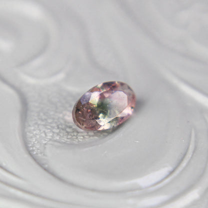 バイカラートルマリン 0.25ct オーバルカット 5.0mm×3.1mm×2.1mm【MJ3099】