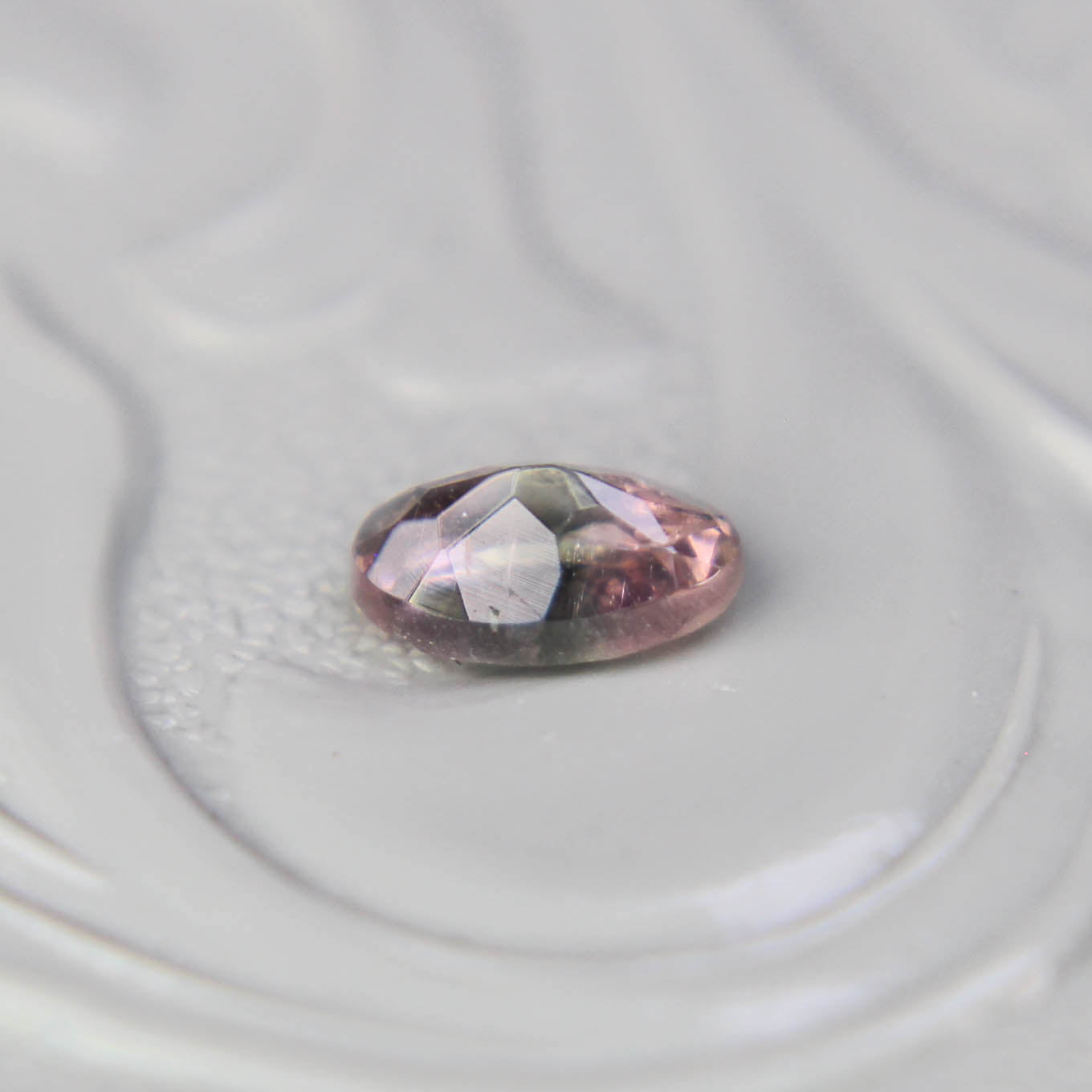 バイカラートルマリン 0.25ct オーバルカット 5.0mm×3.1mm×2.1mm【MJ3099】