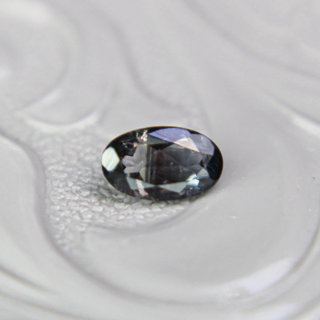 バイカラートルマリン 0.25ct オーバルカット 5.1mm×3.1mm×2.0mm【MJ3101】