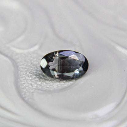 バイカラートルマリン 0.25ct オーバルカット 5.1mm×3.1mm×2.0mm【MJ3101】