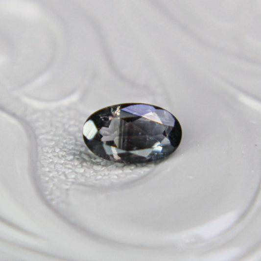 バイカラートルマリン 0.25ct オーバルカット 5.1mm×3.1mm×2.0mm【MJ3101】