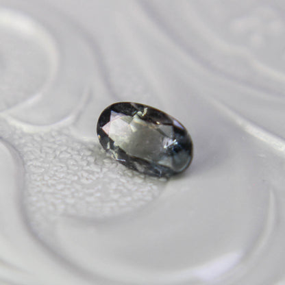 バイカラートルマリン 0.25ct オーバルカット 5.1mm×3.1mm×2.0mm【MJ3101】