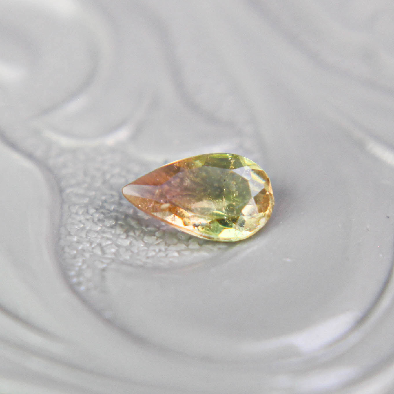 バイカラートルマリン 0.18ct ペアシェイプカット 5.3mm×3.2mm×1.7mm【MJ3102】