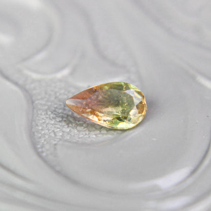 バイカラートルマリン 0.18ct ペアシェイプカット 5.3mm×3.2mm×1.7mm【MJ3102】