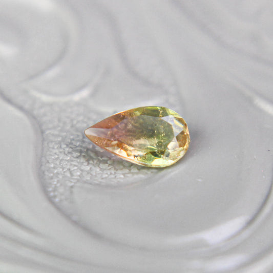 バイカラートルマリン 0.18ct ペアシェイプカット 5.3mm×3.2mm×1.7mm【MJ3102】