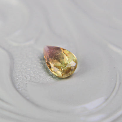 バイカラートルマリン 0.18ct ペアシェイプカット 5.3mm×3.2mm×1.7mm【MJ3102】