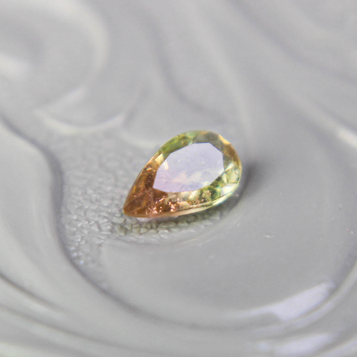 バイカラートルマリン 0.18ct ペアシェイプカット 5.3mm×3.2mm×1.7mm【MJ3102】