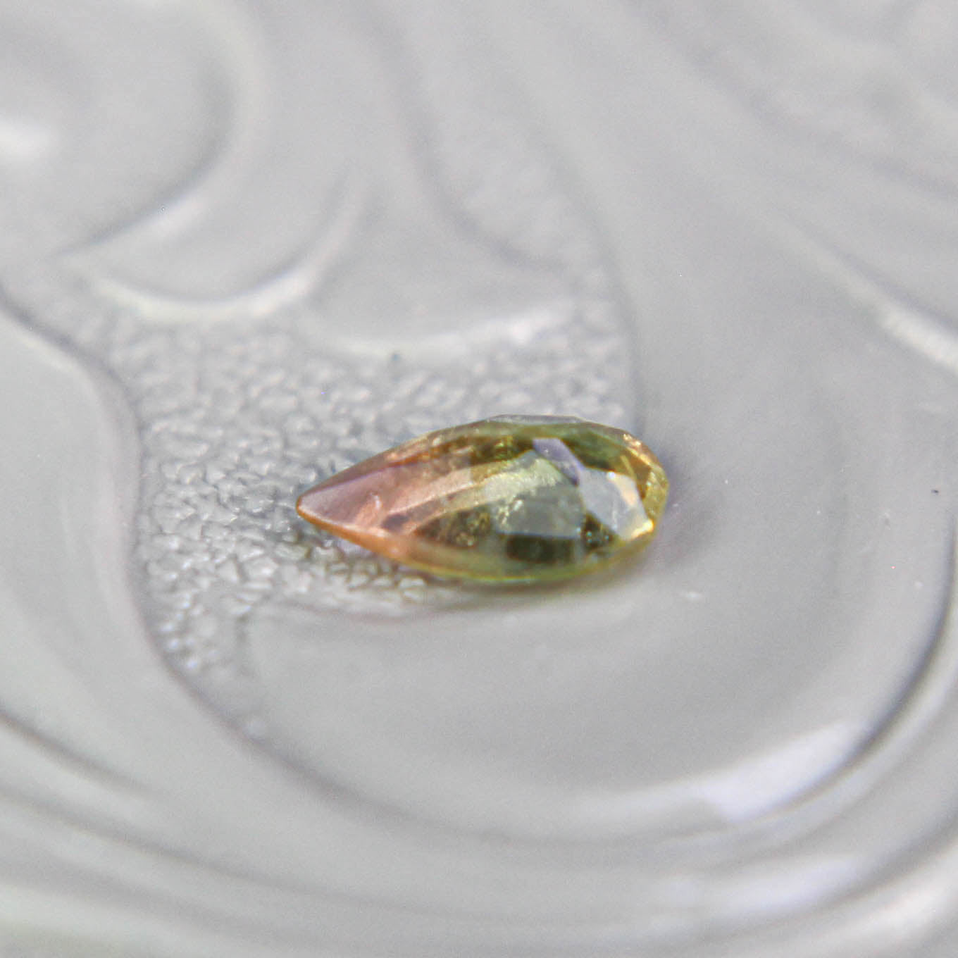 バイカラートルマリン 0.18ct ペアシェイプカット 5.3mm×3.2mm×1.7mm【MJ3102】