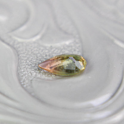 バイカラートルマリン 0.18ct ペアシェイプカット 5.3mm×3.2mm×1.7mm【MJ3102】