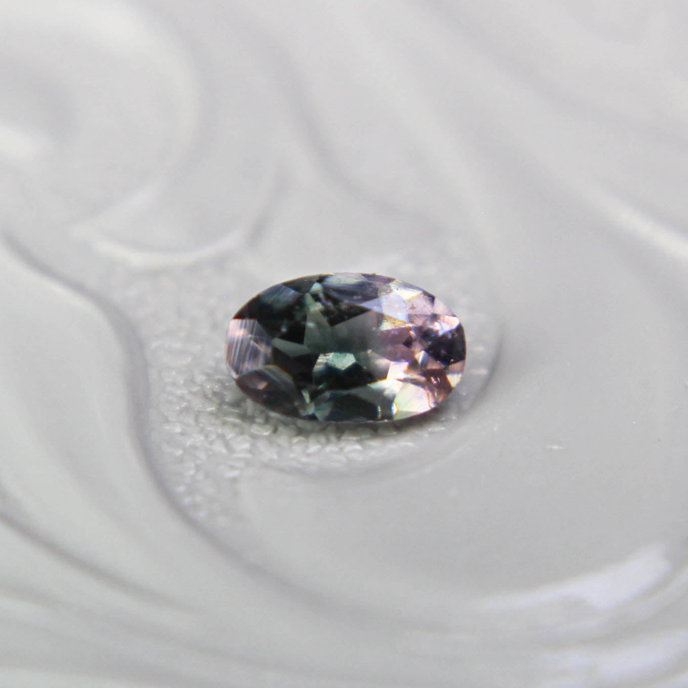 バイカラートルマリン 0.23ct オーバルカット 4.7mm×3.0mm×2.3mm【MJ3103】