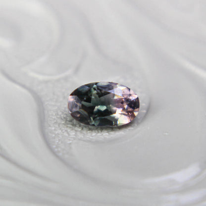 バイカラートルマリン 0.23ct オーバルカット 4.7mm×3.0mm×2.3mm【MJ3103】