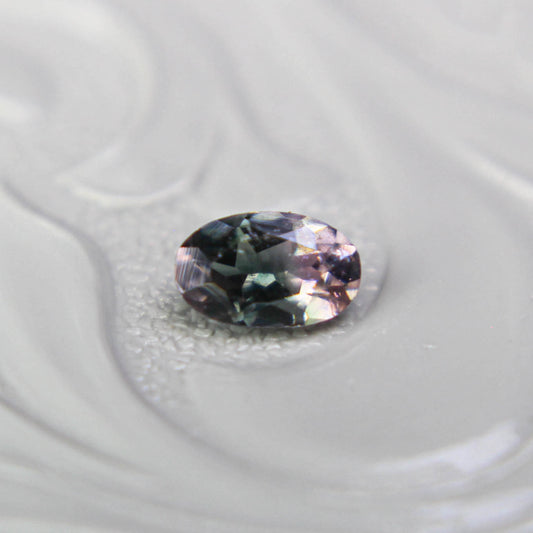 バイカラートルマリン 0.23ct オーバルカット 4.7mm×3.0mm×2.3mm【MJ3103】