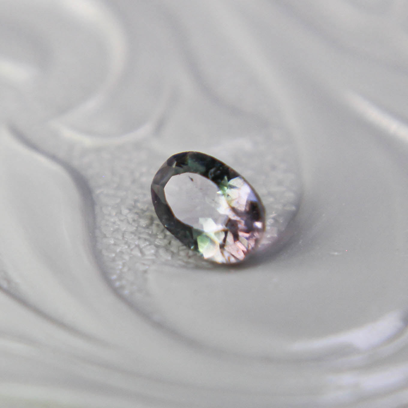 バイカラートルマリン 0.23ct オーバルカット 4.7mm×3.0mm×2.3mm【MJ3103】