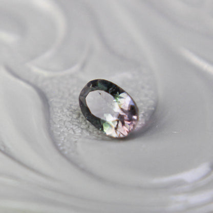 バイカラートルマリン 0.23ct オーバルカット 4.7mm×3.0mm×2.3mm【MJ3103】