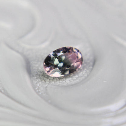 バイカラートルマリン 0.23ct オーバルカット 4.7mm×3.0mm×2.3mm【MJ3103】