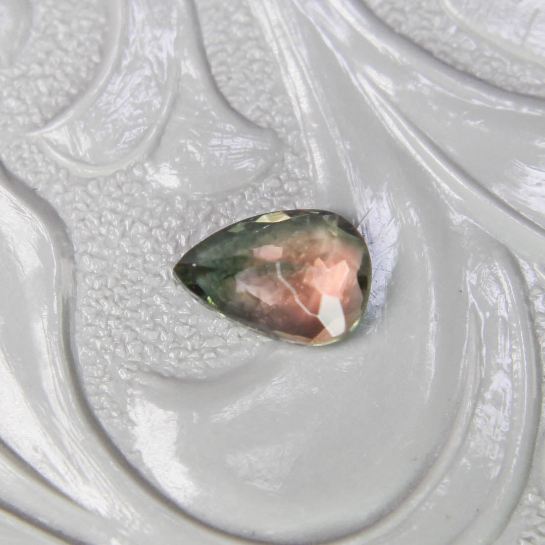 バイカラートルマリン 0.37ct ペアシェイプカット 5.9mm×4.1mm×2.4mm【MJ3094】