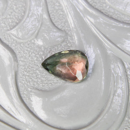 バイカラートルマリン 0.37ct ペアシェイプカット 5.9mm×4.1mm×2.4mm【MJ3094】